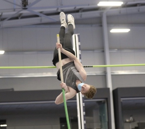 Max Robinson ’22 vaults to victory